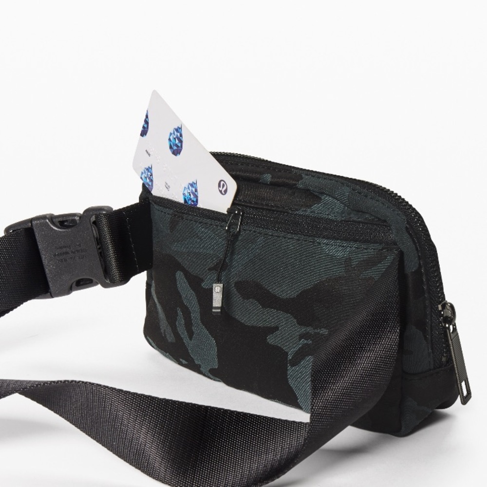 Camo Lululemon everywhere best bag NWT - Picture 4 of 7